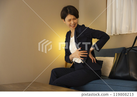 晚上在客廳的女商人 晚上在客廳的女商人 119808213
