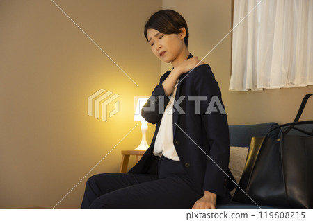 晚上在客廳的女商人 119808215