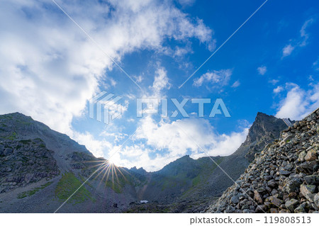 [Mountain material] Mt. Yari and blue sky at sunset as seen from Yarisawa Cirque [Nagano Prefecture] 119808513