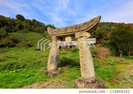 愛宕山的石製鳥居（右側） 119808582