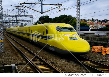 幸福的黃色新幹線前往新橫濱站...東海道新幹線/黃色博士“923型” 幸福的黃色新幹線前往新橫濱站...東海道新幹線/黃色博士“923型” 119808753