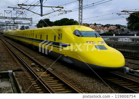The happy yellow bullet train heads to Shin-Yokohama Station... Tokaido Shinkansen Doctor Yellow "923" 119808754