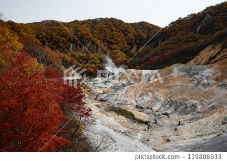 Noboribetsu Jigokudani 's autumn leaves 119808933