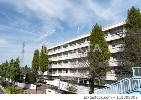 Photograph of the Fuchu Driver's License Examination Center from the pedestrian bridge under a clear autumn sky in Tamacho, Fuchu City, Tokyo Photograph of the Fuchu Driver's License Examination Center from the pedestrian bridge under a clear autumn sky in Tamacho, Fuchu City, Tokyo 119809002