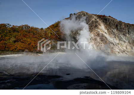 Noboribetsu Jigokudani 's autumn leaves 119809104
