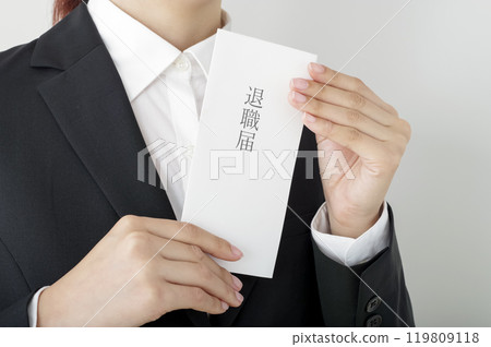 拿著辭職信的女人（沒臉） 119809118