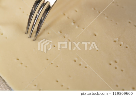 將煮熟的蘋果放入模具中,蓋上酥皮。 將煮熟的蘋果放入模具中,蓋上酥皮。 119809660