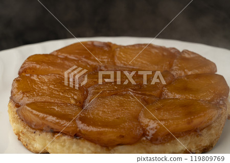 Tarte Tatin 新鮮出爐、熱氣騰騰的 Tarte Tatin 119809769