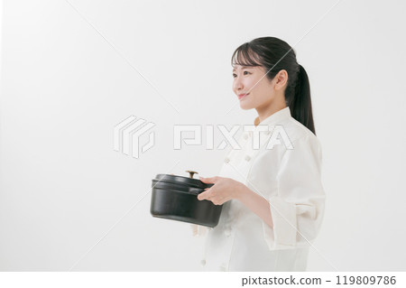 有一個鍋的女廚師 119809786