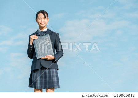 藍天下拿著文憑的國中女生 119809812