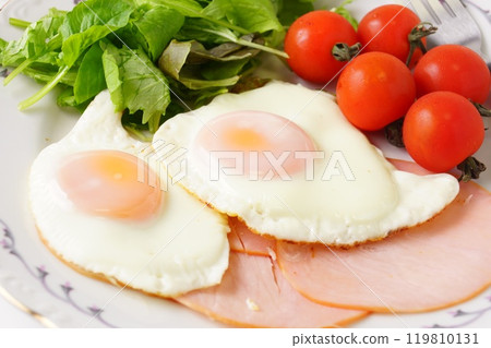 Healthy breakfast: ham and eggs 119810131