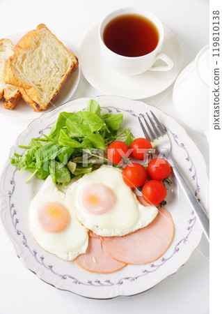 Healthy breakfast: ham and eggs 119810138