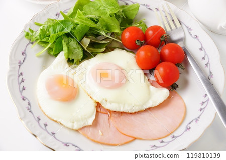 Healthy breakfast: ham and eggs 119810139