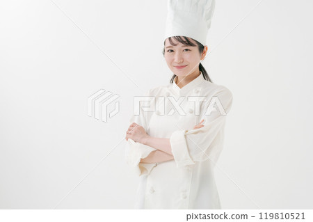 穿著廚師外套的微笑女人 穿著廚師外套的微笑女人 119810521