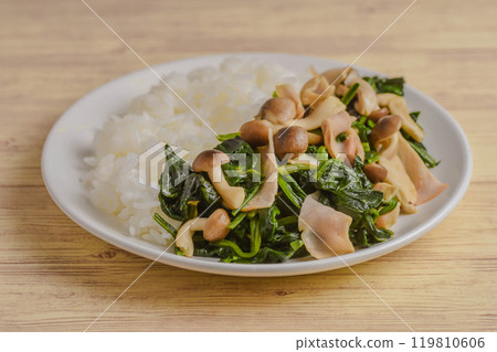 Spinach and Shimeji Mushroom Sautéed in Butter 119810606