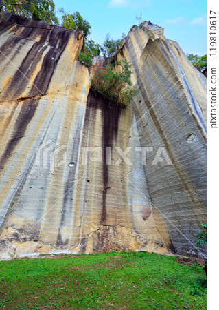 巨大的岩壁(垂直) 巨大的岩壁(垂直) 119810617