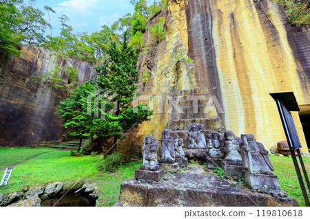 七個幸運神和一面巨大的岩壁 119810618