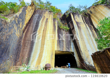 巨大的岩壁和隧道 119810620