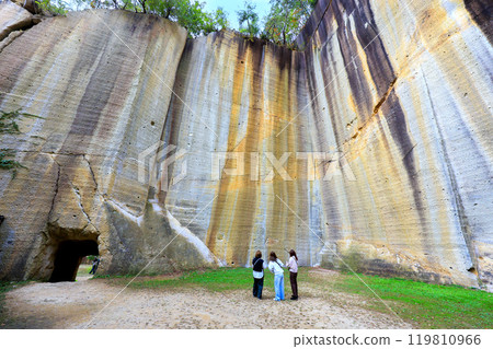 Tourists and huge spaces 119810966