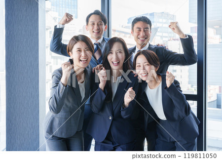 商人在辦公室揮拳工作（多人/多人/聚會） 119811050