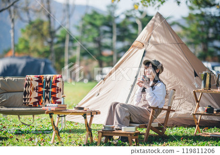 在營地放鬆喝飲料的女人 在營地放鬆喝飲料的女人 119811206