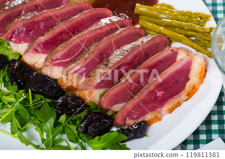 duck, breast, meat 119811381