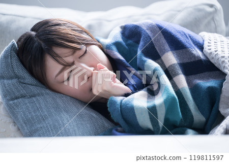 一位因感冒而臥床不起的婦女的特寫 119811597