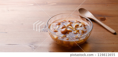 透明容器中的國產滑子(滑子)具有獨特的黏稠度和風味 透明容器中的國產滑子(滑子)具有獨特的黏稠度和風味 119811655