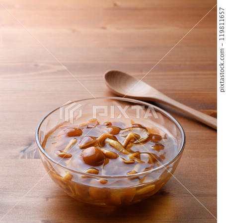 透明容器中的國產滑子(滑子)具有獨特的黏稠度和風味 透明容器中的國產滑子(滑子)具有獨特的黏稠度和風味 119811657