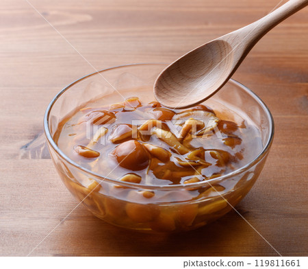 透明容器中的國產滑子（滑子）具有獨特的黏稠度和風味 119811661