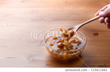 透明容器中的國產滑子（滑子）具有獨特的黏稠度和風味 119811662