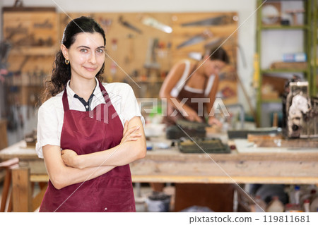 Young girl posing in taller workshop 119811681