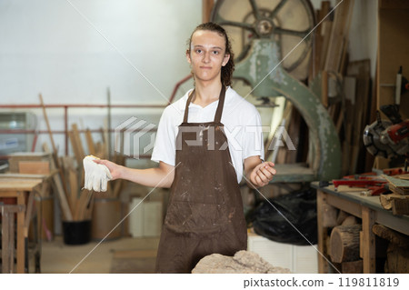 Young guy posing in taller workshop 119811819