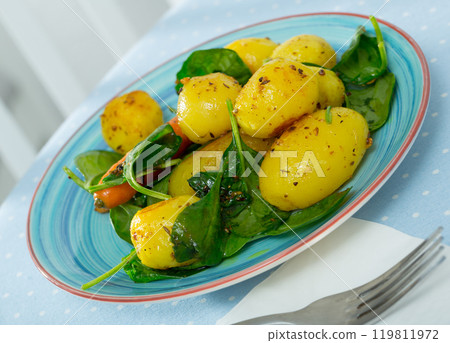 Baked new potatoes with spinach 119811972