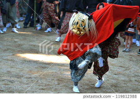 Lion dance: Kagura performance at the Takebe Festival in Okayama City, Shichisha Hachimangu Shrine 119812388