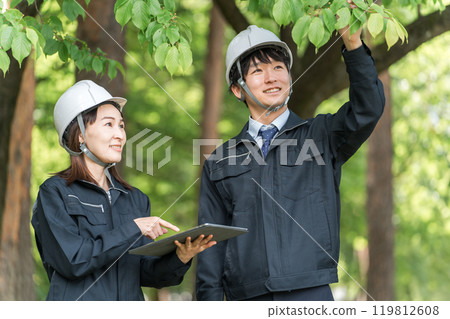 A forest maintenance worker who surveys, inspects, checks, maintains, and conserves forest trees. 119812608