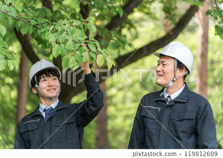 A forest maintenance worker who surveys, inspects, checks, maintains, and conserves forest trees. 119812609