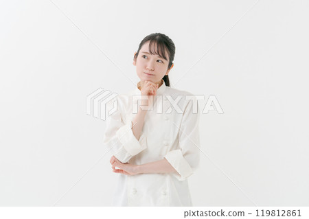 一位有思想的女廚師的肖像 119812861