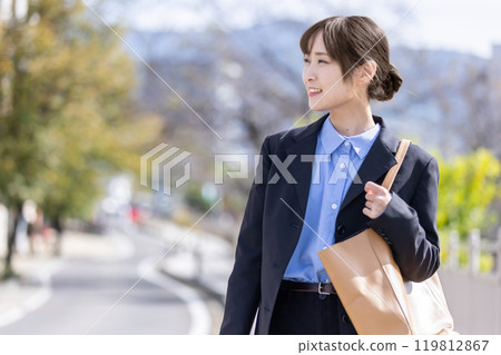 Business woman walking with a smile Business woman walking with a smile 119812867