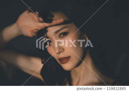 年輕女子的美麗肖像 119812895