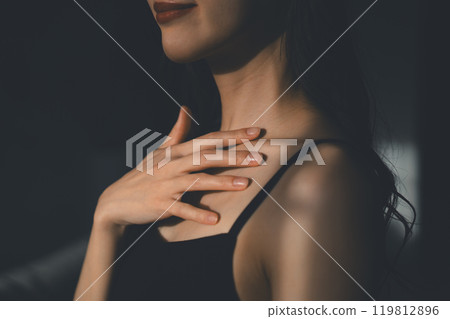 年輕女子的美麗肖像 119812896