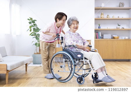 護理圖像高級婦女和照顧者的肖像 護理圖像高級婦女和照顧者的肖像 119812897