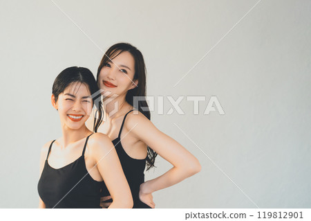兩名身穿黑色吊帶背心的年輕女子 119812901