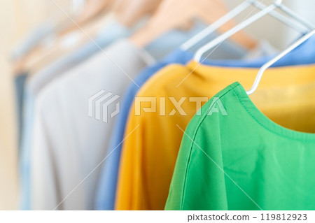 選擇衣服 119812923
