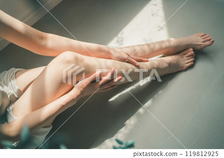 足部護理，在腳上塗抹精油並進行按摩 119812925