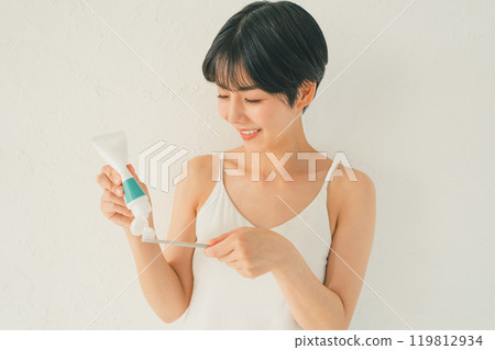年輕女子塗牙膏 119812934