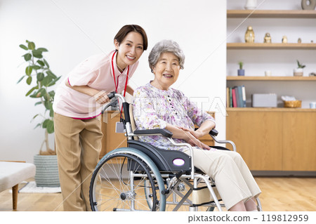 護理圖像高級婦女和照顧者的肖像 護理圖像高級婦女和照顧者的肖像 119812959
