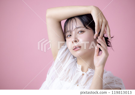 Beauty image: Female portrait, pink background 119813013