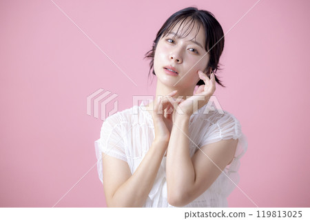 Beauty image: Female portrait, pink background 119813025