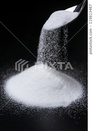 落在黑色背景上的小蘇打粉 落在黑色背景上的小蘇打粉 119813467